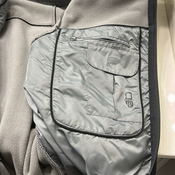 Men’s WindRiver jacket in like new condition. Has multiple zip pockets. - Picture 5 of 5